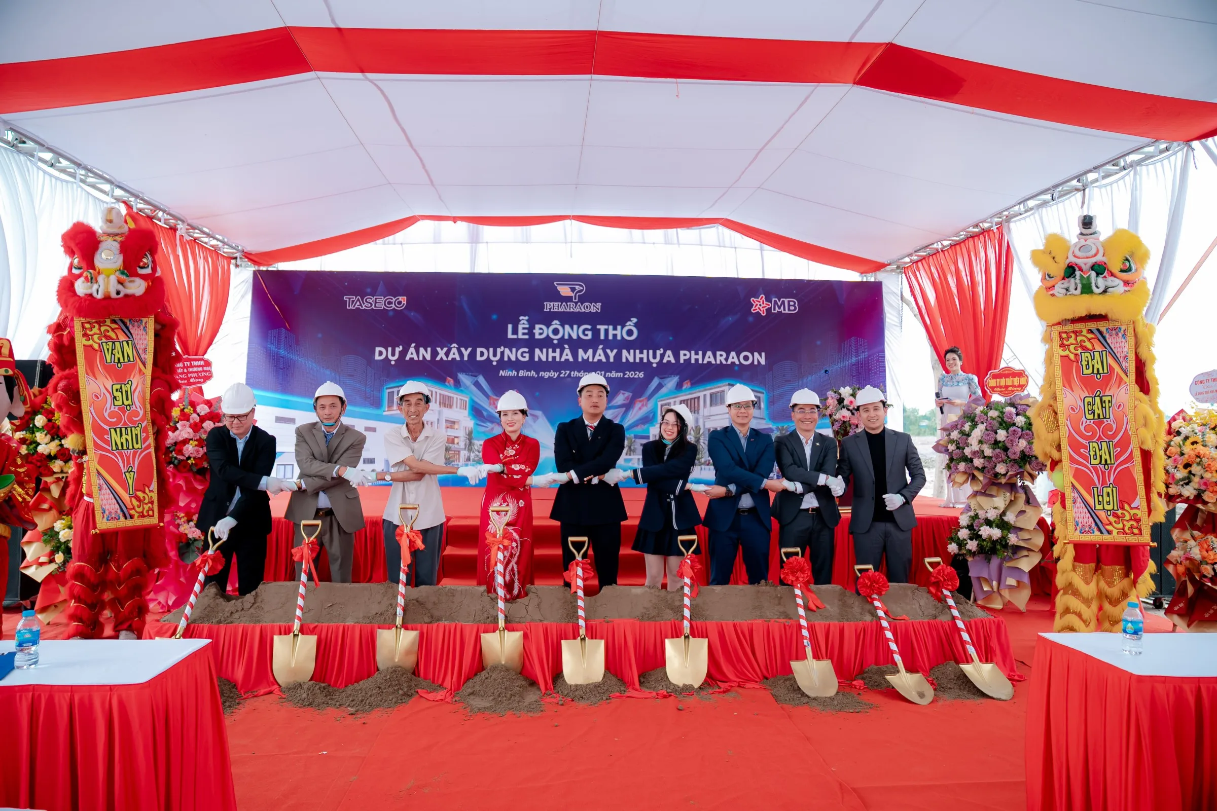 Delegates take their places with ceremonial shovels for the groundbreaking